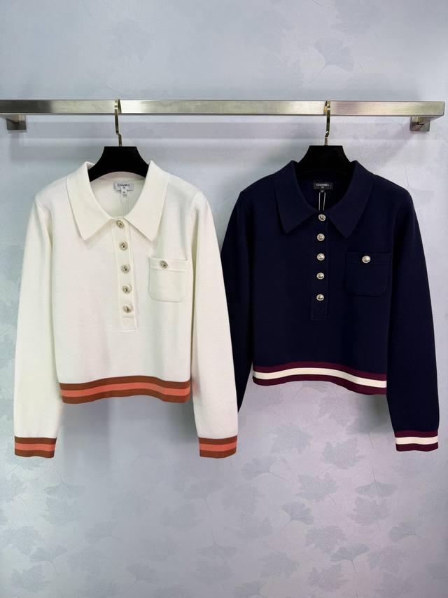 Ch*26C早春度假系列针织polo衫，袖口和下摆有经典条纹点缀，学院风满满，柔软针织面料，金属纽扣+精致缝线，细节控必入,。休闲与优雅兼具，搭配牛仔裤或休闲裤