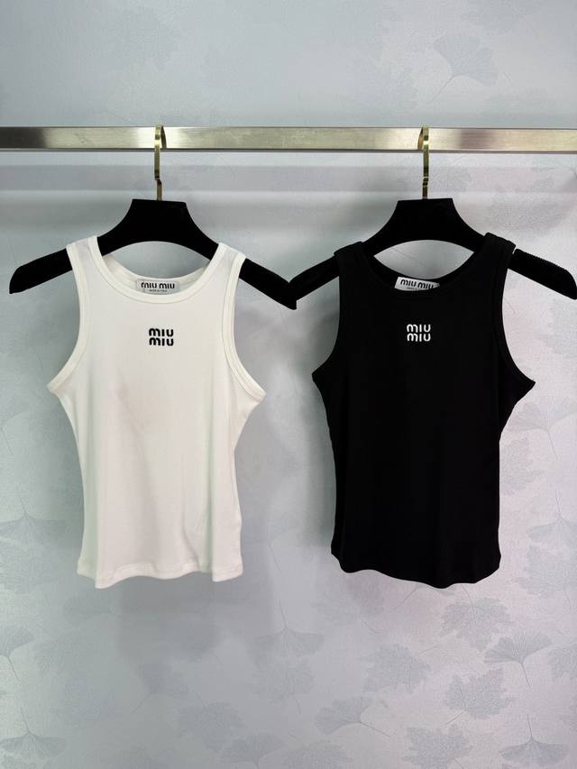 Miu*26早秋新款刺绣Logo背心，采用高品质棉质面料，柔软舒适，胸前Logo刺绣简约又有辨识度，无袖设计，单穿Or内搭都Ok，修身版型凸显身形曲线，满足不同