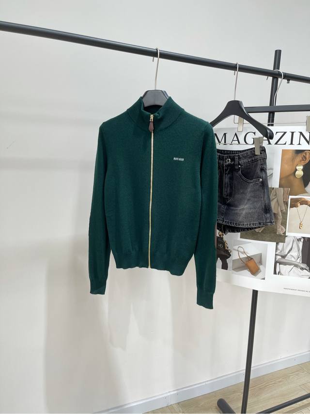 M墨绿补丁羊绒立领拉链开衫 .，面料：羊绒混纺 颜色：墨绿 *｜羊绒和皮革拉链立领开衫 25Ss早秋新款上新！ 柔软的羊绒塑造了这款毛衣的流畅轮廓 精致的拉链细