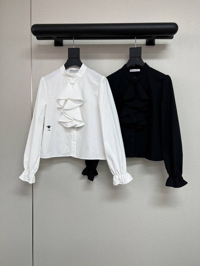 高品质Dior2026早春新款 立领荷叶边衬衫 点缀蜜蜂Cd刺绣 袖口荷叶边设计 慵懒又随意 搭配半裙 裤子都好看 百搭不出错的单品 洋气又时髦 两色Sml