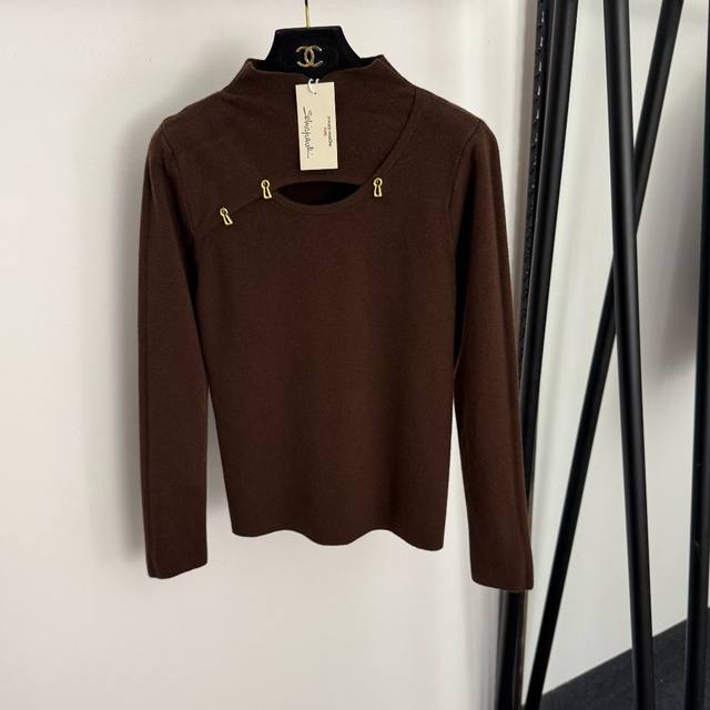 款号20258163 Schiaparelli*新款 金属钥匙孔别针半高领镂空长袖针织衫上衣，米白色，红色，咖色， 均码：胸围78，袖长62，长58；重量：0.