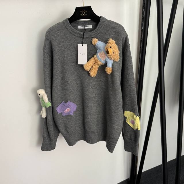 款号20258162 13De Marzo*新款 小熊小兔子玩偶立体装饰套头长袖针织衫，白色，孔雀蓝，灰色， 均码：肩宽50，胸围124，袖长58，长68；重量