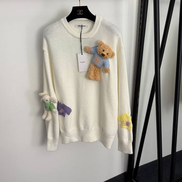 款号20258162 13De Marzo*新款 小熊小兔子玩偶立体装饰套头长袖针织衫，白色，孔雀蓝，灰色， 均码：肩宽50，胸围124，袖长58，长68；重量