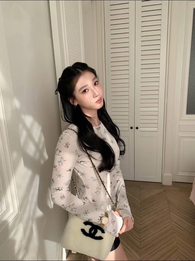 Chane* 25N Coconeige滑雪系列 链条皮毛暖手包包丨独家高版出品！甄选进口长绒仿皮草面料，绒感蓬松如落雪，触手即暖的同时自带高级哑光质感；经典黑