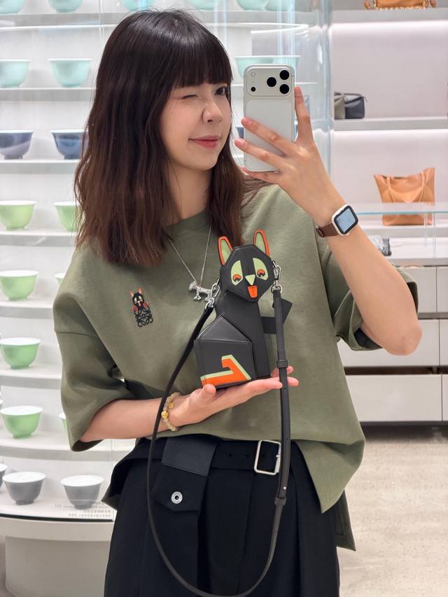 Loew* X Louis Wain联名新款 绿色棉质猫咪刺绣圆领短袖T恤丨独家Yb开发！顶级高版出品！甄选高支轻盈棉质面料，软而不塌的亲肤质感，搭配Overs