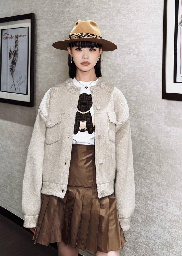 Fend* 25Fw秋冬新款 廓形针织羊毛圆领开衫丨独家Yb开发！顶级高版出品！选用100%绵羊毛面料，绒感软糯却自带挺括骨感，上身是不塌肩的慵懒廓形，兼顾温度