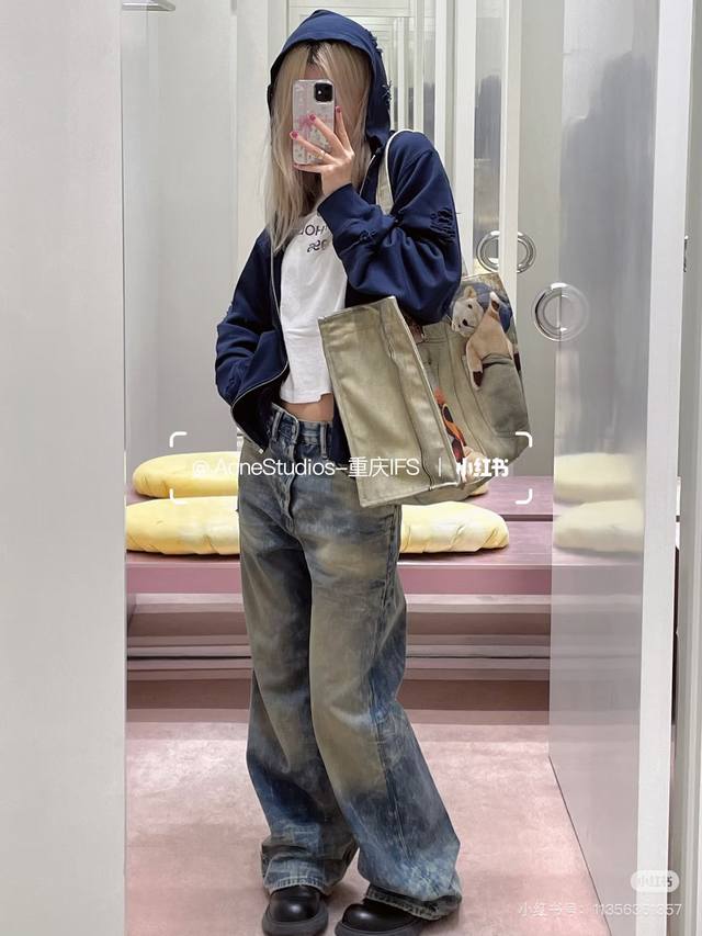 Acne S**Dios25Fw新款系列 连帽卫衣：后背25年大热圆圈标志性字母Logo，做旧磨白的印花质感自带复古滤镜。袖子做了破洞毛边设计，增加了随性的街头