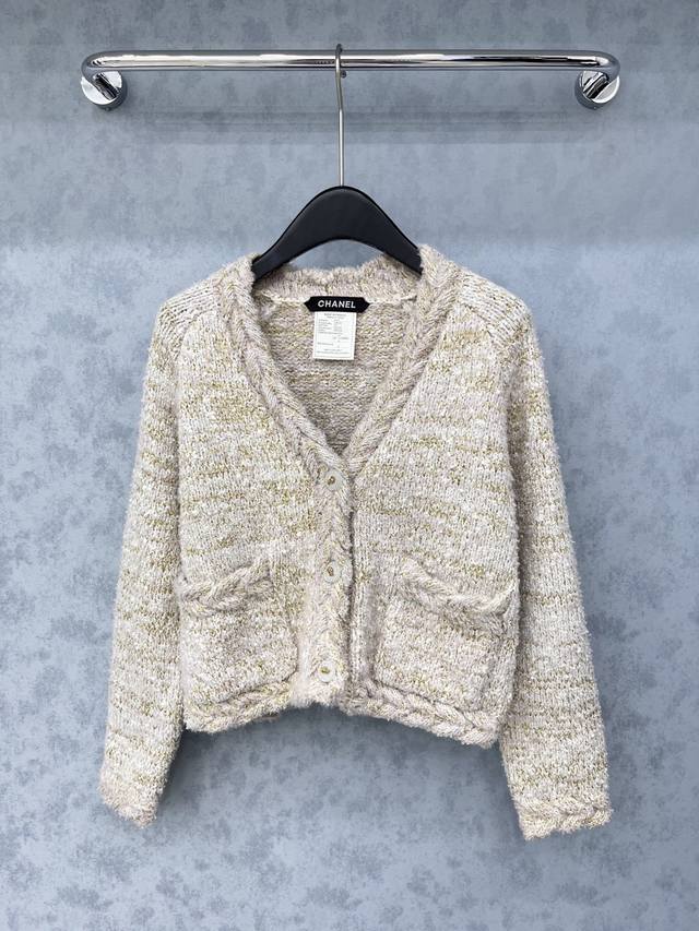 爆款现货 原单品质 Chan*｜25中古系列粗花混色麻花V领外套 独家订制纱线 ，订制美人头钻扣，设计高级又时髦！1:1订制重工面辅料，增添时尚格调，纯欲系搭配
