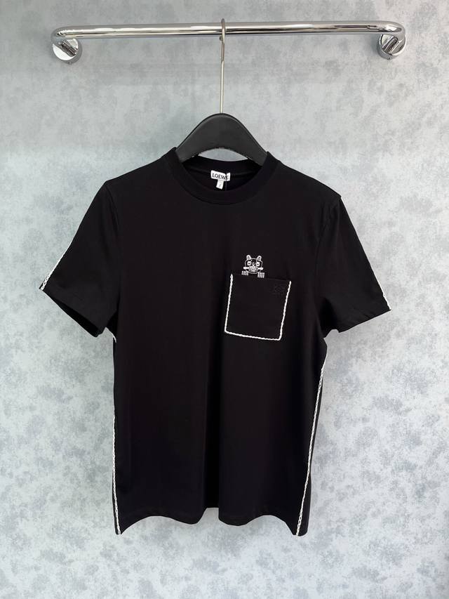 爆款现货 原单品质 Loe*｜25新品刺绣短袖T恤 精致版型上身巨显瘦！ 定制最新工艺 低调奢华！ 时髦精必备单品解锁所有穿搭！ 认准我家品质！经典单品时髦又高