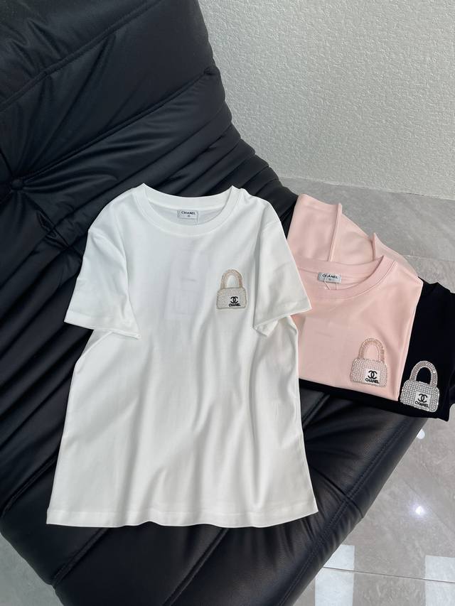 Chane*26春夏新品 水钻钉珠徽标 定制Yb丝光全棉材质，质感细腻，舒适透气，修身短袖裁剪，穿搭修身显瘦，胸前以刺绣工艺勾勒皮包图案，内部填充水钻钉珠，配合