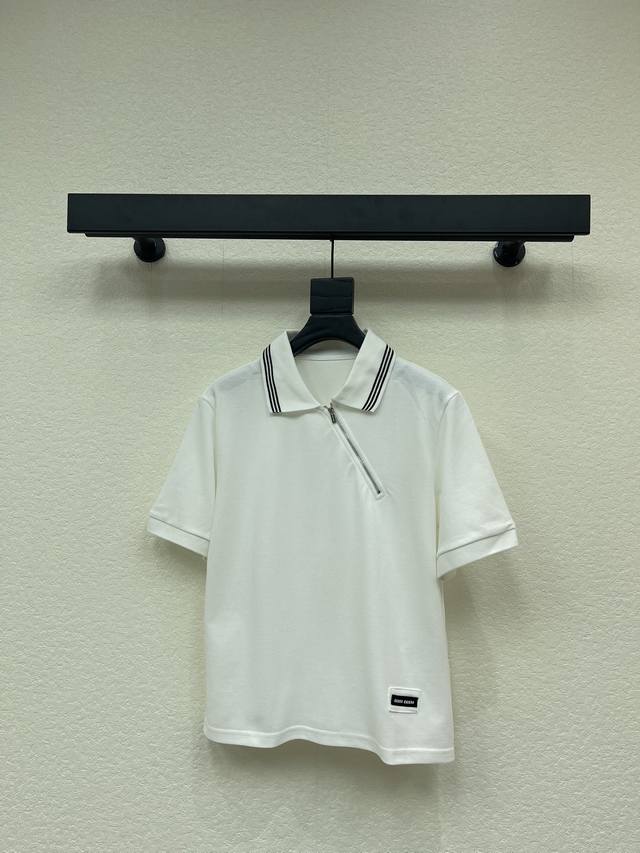 Miu Mi *｜2025翻领斜拉链短袖 定制Yb原生朱地全棉材质 自带网孔肌理 完美还原Yb 透气舒适 裁剪 不规则裁剪加上撞色细节 让整体格调更显乖巧甜美