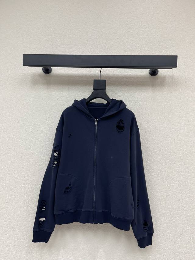 Acne 破洞印花外套藏蓝基底衬得做旧印章印花格外随性 破洞细节自带小众质感 宽松版型适配各种叠穿 把北欧松弛感焊成了全季的风格标识～Sml Aa