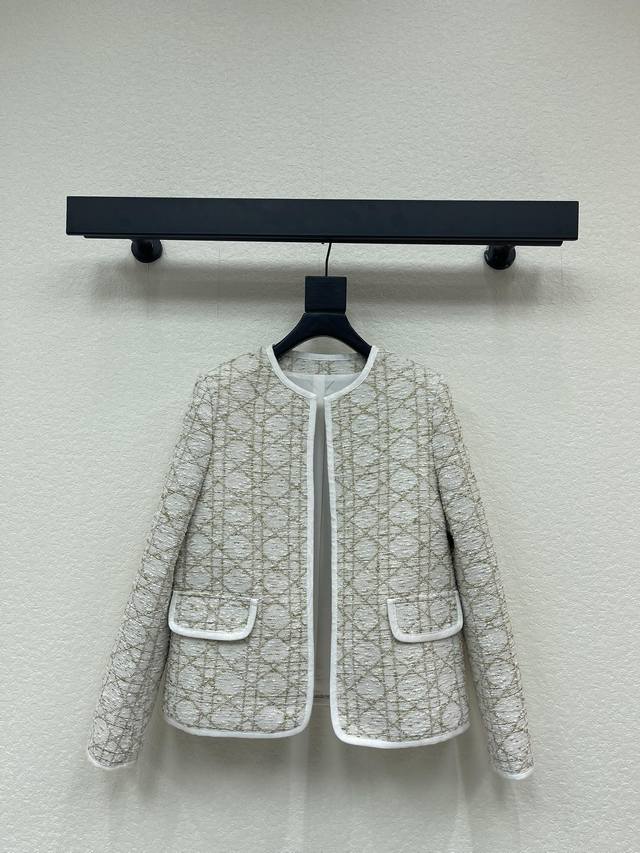 Dio*2025新品上架 圆领藤格纹外套 定制Yb进口斜纹棉桑蚕丝材质 通体沿用白底金线藤格纹元素 彰显品牌调性 通体白色捆边细节处理 细腻高级 对称翻盖口袋设