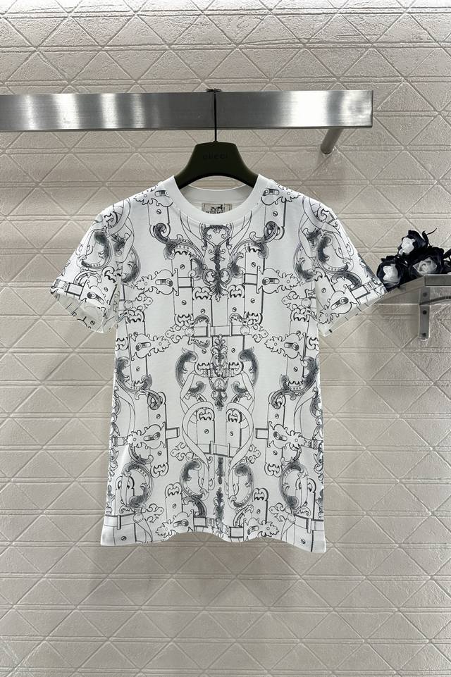 Herme*2025新品上架 圆领徽标印花 定制Yb丝光全棉材质，质感细腻，舒适透气，常规短袖裁剪，凸显品牌格调，采用丝光全棉材质，略带有弹力，呈现显瘦视觉效果