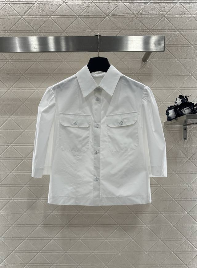 Louis Vuitto*2025新品上架 翻领口袋中袖衬衫 定制Yb斜纹全棉材质，质感细腻，穿搭舒适，翻领及肘中袖衬衣版型，肩膀褶皱处理呈现微蓬泡泡袖效果，更