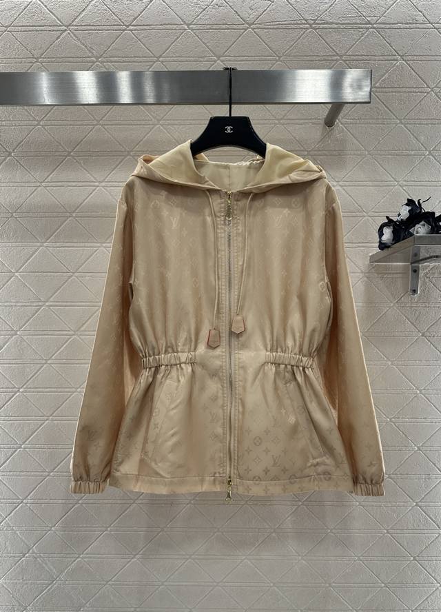 Louis Vuitto*2025新品上架 暗纹连帽收腰风衣外套 定制Yb进口印花尼龙材质，质感高级，品相十足，连帽抽绳风衣外套版型，领口点缀皮扣末端抽绳，通体