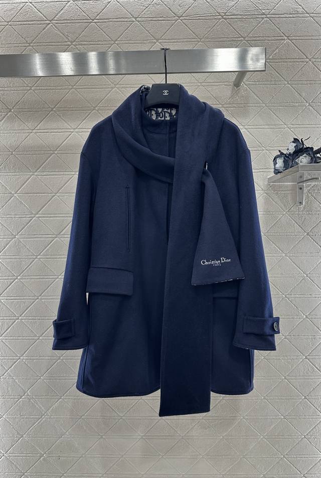 Dio*2025新品上架 可拆卸围巾多穿毛呢外套 定制Yb进口羊毛毛呢材质，肌理明显，品相高级，围巾毛呢外套，围巾穿孔可固定可垂落可拆卸三穿设计，末端刺绣字母徽
