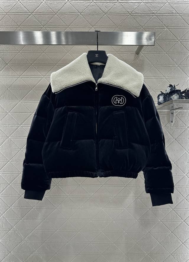 Gucc*2025新品上架 丝绒泰迪翻领羽绒外套 定制Yb进口丝绒材质，质感光泽，滑爽舒适，短款翻领羽绒外套，泰迪毛绒通过领边翻折露出，黑白碰撞色彩和面料，高级