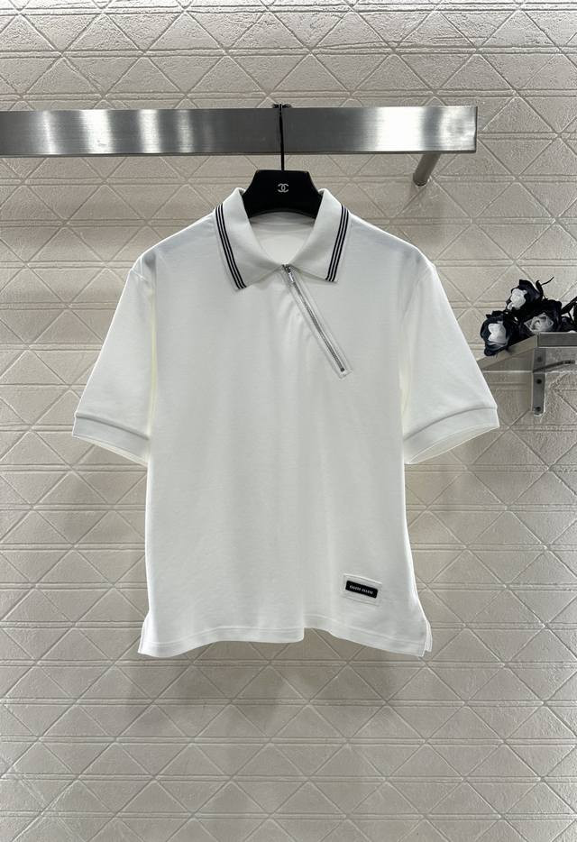 Miumi*2025新品上架 斜裁拉链短袖 定制Yb朱地全棉材质，自带孔洞，穿搭舒适透气，品相十足，短袖剪裁，条纹翻领斜分拉链设计，穿搭方式解锁，区别以往设计，