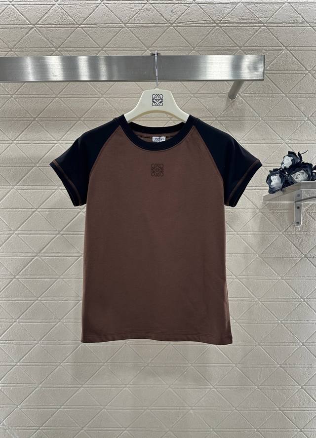 Loew*2025新品上架 插肩撞色徽标短袖 定制Yb斜纹全棉材质，柔软亲肤，舒适有型，修身短袖版型，领口延伸至袖口，以亮黄色或黑色插肩元素，大身白色或深棕色碰