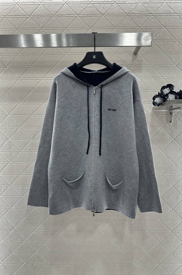 Miumi*2025新品上架 连帽字母中长外套 定制Yb羊毛纱线织造，质感高级，垂顺有型，连帽拉链中长针织外套剪裁，双向拉链开襟处理，时尚感更为强烈，外层高级灰