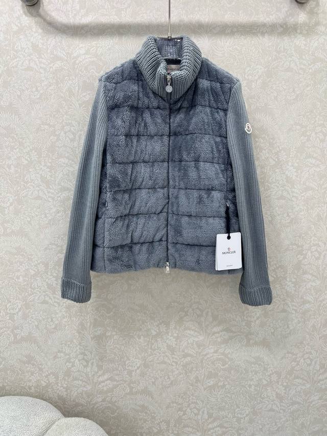 Moncler 25新款立领羊毛针织拼接毛绒羽绒！冬天的神器早秋必备单品。立领绗缝短款版型百搭不挑人。隐形小口袋设计减龄又时髦。原版定制国标90白鹅绒填充！ 进