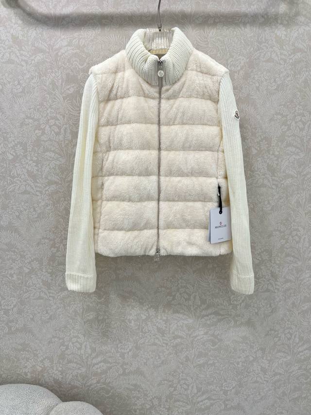 Moncler 25新款立领羊毛针织拼接毛绒羽绒！冬天的神器早秋必备单品。立领绗缝短款版型百搭不挑人。隐形小口袋设计减龄又时髦。原版定制国标90白鹅绒填充！ 进