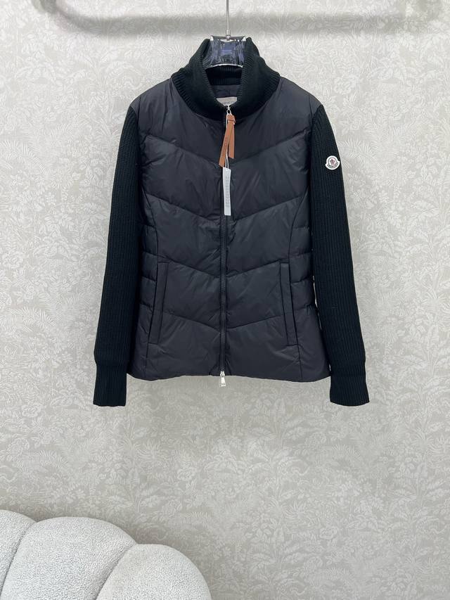 Moncler 25新款立领羊毛针织拼接夹克单羽绒！冬天的内搭神器早秋必备单品。立领绗缝短款版型百搭不挑人。隐形小口袋设计减龄又时髦。原版定制国标90白鹅绒填充