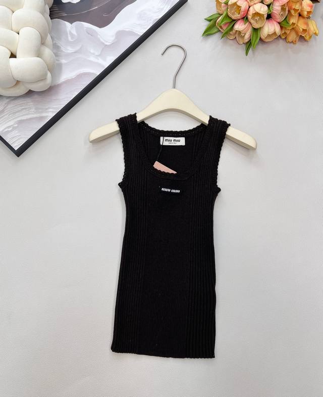 Miumiu 领口小花边弹力针织小背心， 轻盈浪漫，细节之美，以细腻的米色调勾勒出温柔气质，领口点缀精致小花边，瞬间提升甜美氛围感。无论是单穿还是内搭，都能轻松