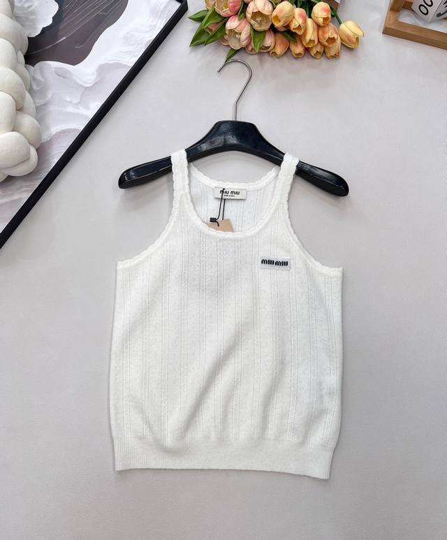 Miumiu2025新款波浪花边针织背心，定制Yb羊绒纱线织造，质感细腻，弹力舒适，针织背心剪裁，通体利用细密钩针肌理交织，领口袖口点缀一圈波浪花边，大身竖坑条