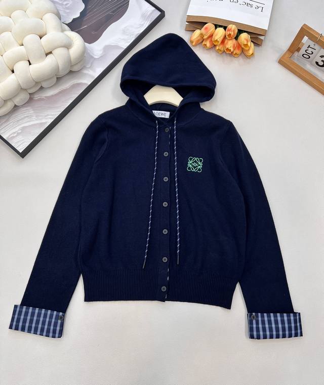 Loewe2025新款连帽针织开衫，定制Yb羊毛纱线织造，柔软亲肤，舒适弹力，连帽针织开衫剪裁，全开襟领口随意调节，恰当露肤，美化头肩比例更显瘦，大身细腻肌理，