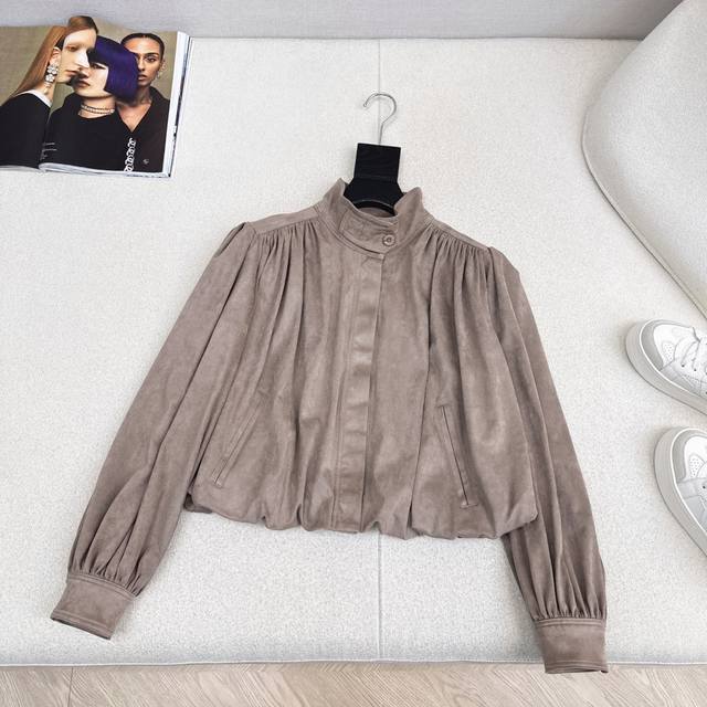 独家首发 Ch～E 26Ss 早春最新款环保麂皮绒立领小短款外套小短款娃娃版型剪裁 好看炸～ 一个全新Look～ 定制环保麂皮绒面料质感超好 日常聚会或者通勤都