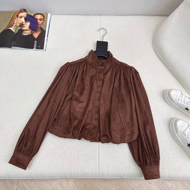 独家首发 Ch～E 26Ss 早春最新款环保麂皮绒立领小短款外套小短款娃娃版型剪裁 好看炸～ 一个全新Look～ 定制环保麂皮绒面料质感超好 日常聚会或者通勤都