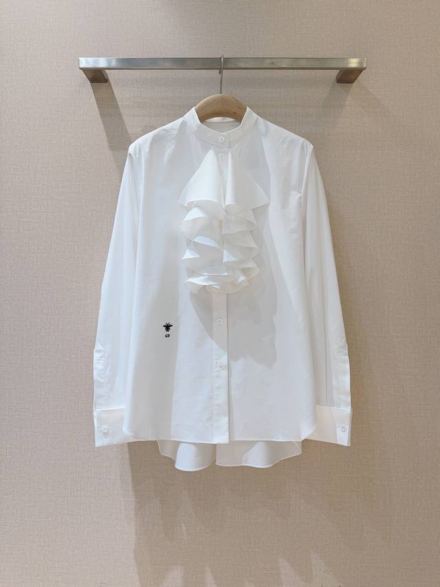 Dio*R 2026早春黑色荷叶边衬衫，100%棉府绸，轻薄有型，穿着超舒适！立领+单侧荷叶边，法式优雅气质满分計，袖口纽扣收束，细节精致。微宽松版型，包容性强