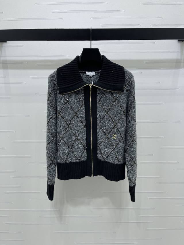 上新原单高端品质 Chane* 2025秋冬最新系列！拉链翻领菱格长袖开衫！定制羊毛纱线织造 质感高级 舒适柔软 翻领针织开衫剪裁 全开襟拉链设计 便于穿脱 搭