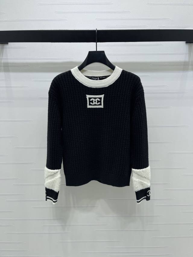 上新原单高端品质 Chane* 2025秋冬最新系列！套头黑白针织长袖毛衣！定制羊毛纱线织造，质感高级，舒适柔软，圆领套头毛衣剪裁，大身华夫细腻肌理，通体螺纹包