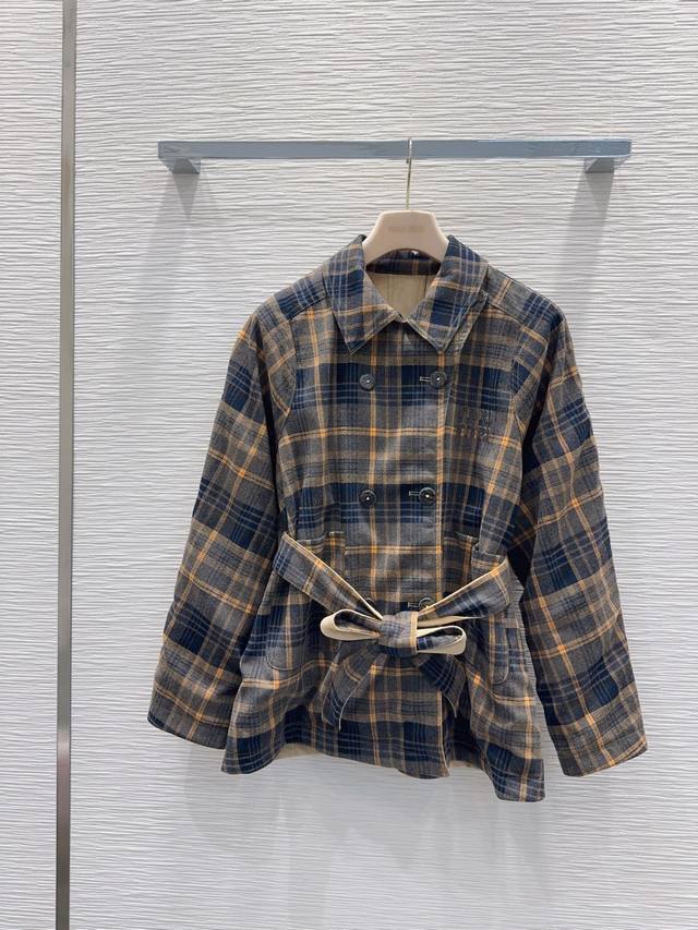 Miu Mi* 2025Fw新款外套 双面可穿 出货即爆单 特殊材质有肌理感 每个小细节都非常注重 恰到好处的高级感 立体剪裁 让成衣上身更为精致洋气 开模定制