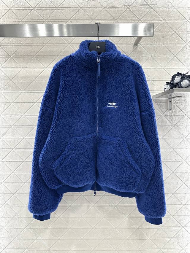 Balenciag2025新品上架 翻领泰迪毛绒外套 通体饰以泰迪毛绒材质，颗粒感十足的短绒肌理，质感柔软舒适，时髦洋气，立领外套剪裁，前襟拉链胸前撞色字母徽标