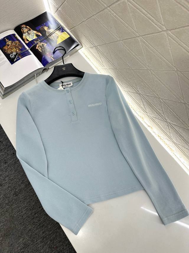 Miumi*2026新品上架 全棉弹力上衣 定制Yb斜纹全棉材质，质感细腻，穿搭舒适，圆领上衣剪裁，领前半开襟纽扣，可调节露出锁骨，视觉更显瘦，胸口单侧品牌徽标