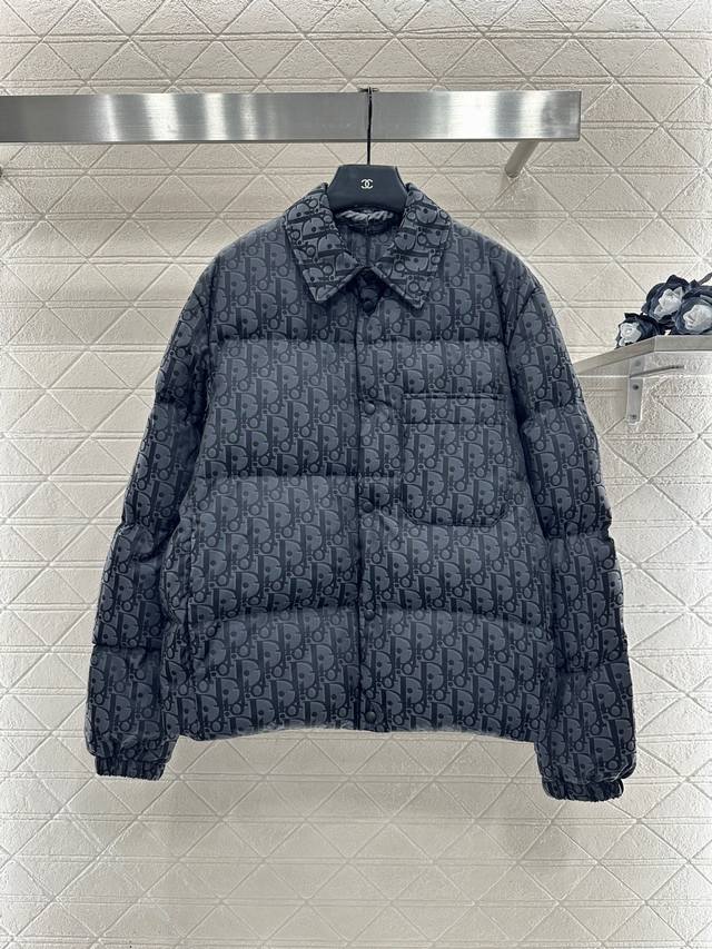 Dio*2025新品上架 翻领提花羽绒外套 定制Yb进口提花材质，白鹅绒填充内里，整件轻盈保暖，翻领时尚按扣羽绒外套，单侧口袋增加层次，暖和不显臃肿，穿搭性更强