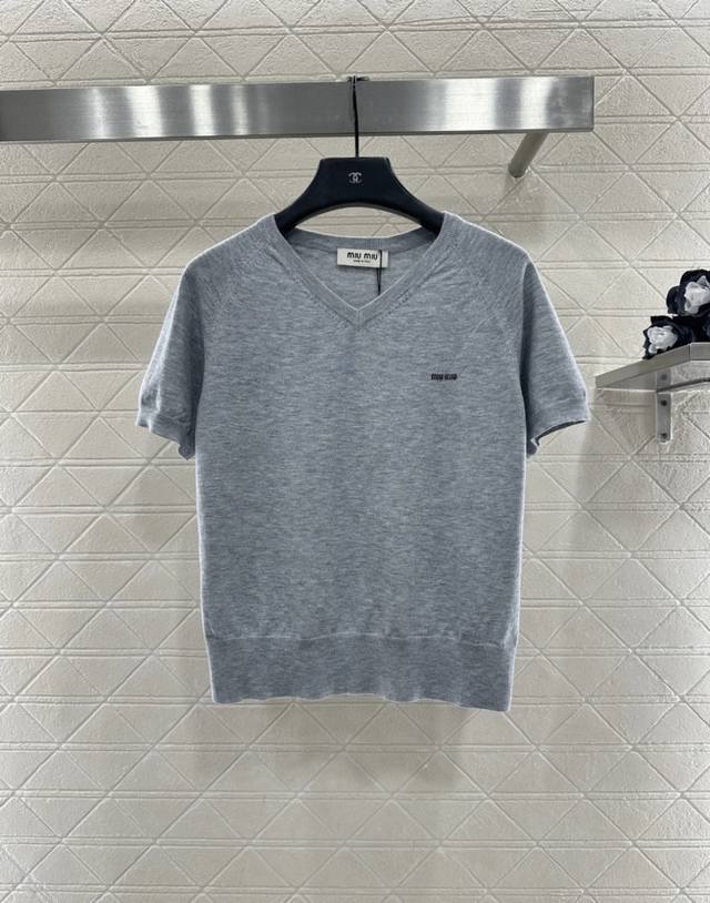 Miumi*2026新品上架 桃心领字母针织短袖 定制Yb羊毛纱线织造，质感高级，舒适柔软，V型桃心领针织短袖剪裁，通体素色百搭耐看，平针细腻肌理，大身通体螺纹
