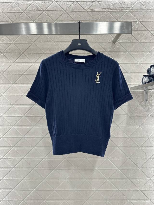 Saint Lauren*2026新品上架 竖坑条胸针针织短袖 定制Yb棉毛纱线织造，质感高级，舒适柔软，圆领针织短袖剪裁，通体素色百搭耐看，大身竖坑条细腻肌理
