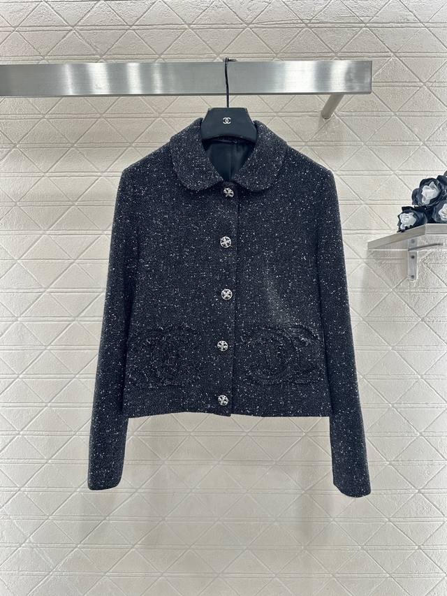 Chane*2025新品上架 复古粗纺上衣半裙套装 定制Yb进口羊毛呢材质，质感高级，品相十足，翻领正肩外套，通体黑色为底色交织白色彩点形成星光即视感，前襟滴釉