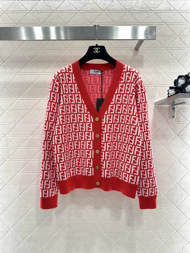 Fend*2026新品上架 提花V领针织开衫 定制Yb羊毛针织材质，质感高级，舒适柔软，V领长袖针织开衫，领口袖口螺纹包边与衣摆相呼应，纽扣开襟以双F字母印刻点