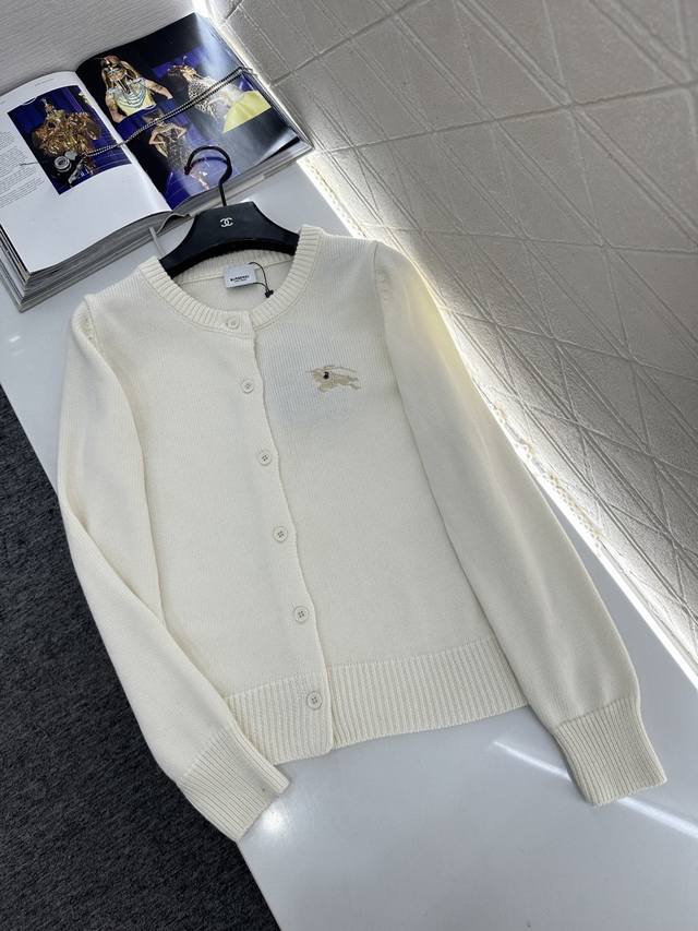 Bbr*2026新品上架 贺岁刺绣圆领针织开衫 新年贺岁系列#定制Yb羊绒羊毛针织材质，质感高级，舒适柔软，圆领针织开衫，领口袖口螺纹包边与衣摆相呼应，胸前刺绣