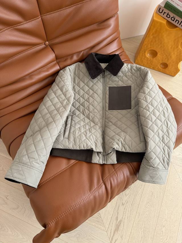 博主同款 Logo皮牌装饰棉服外套 低调时髦显质感的一件棉服外套 深咖色灯芯绒领子拼接 配色很有冬天Feel 满满的冬季氛围感 实穿不挑人 一色三码