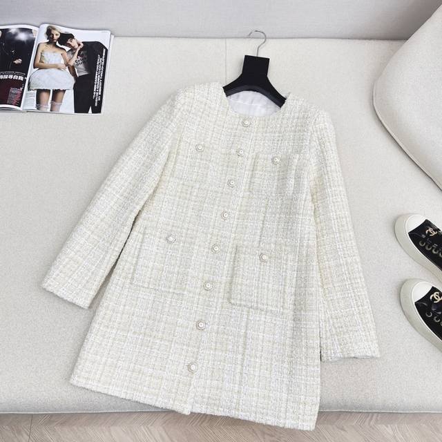 独家首发 C家 26Ss 早春最新款袋粗花呢外套米金色粗花呢面料自带高级光泽 在光线下细腻又精致 圆形领口+珍珠扣设计 把经典小香风的韵味拉满 中长款版型对各种