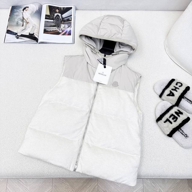 原单品质 Mc 25Ss 秋冬最新款拼接针织连帽羽绒服马甲男女同款 经典立体剪裁H版型设计 时髦又帅气 国标90白鸭绒填充 进口羊毛面料 质感柔软轻盈舒适 进口