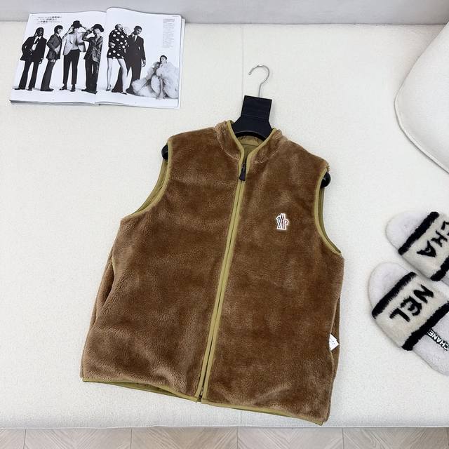 原单品质 Mc 25Ss 秋冬最新款小立领毛绒绒羊羔毛双面羽绒服马甲外套 定制环保羊羔毛面料软糯细腻 减龄少女风穿搭 进口机压线工艺对条立体剪裁 国标90白鸭羽