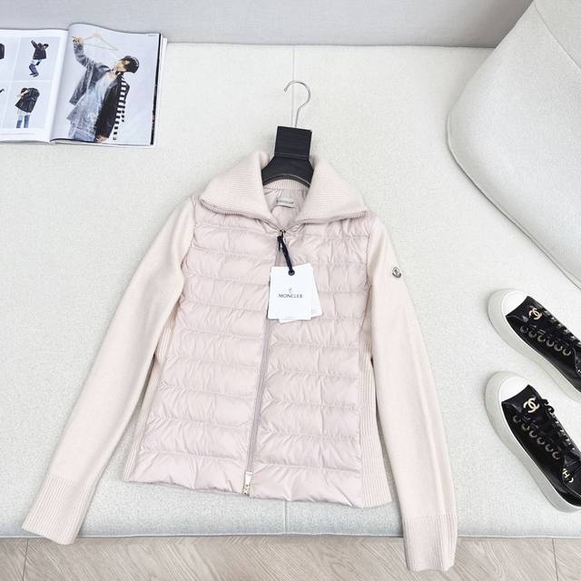 原单品质 Mc 25Ss 秋冬新品针织拼接高领羽绒服外套 冬天的内搭神器 早秋必备单品 经典立领收腰版型百搭不挑人 针织长袖拼接设计减龄又时髦 原版定制国标90